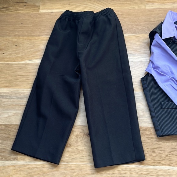 Boys 2T Rocawear suit set with tie and vest - Picture 2 of 7